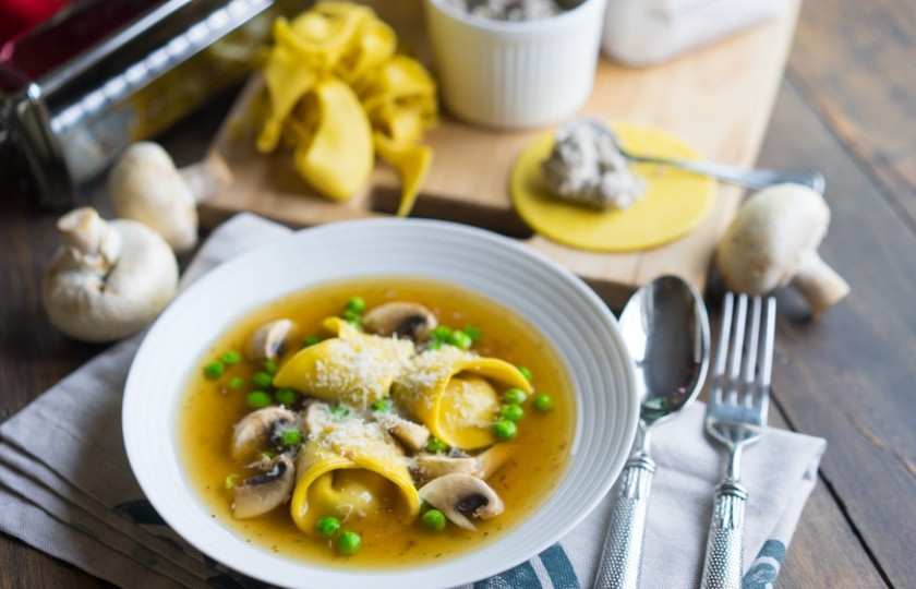 1. Этап. Итальянские пельмени: Подавать готовые итальянские пельмени можно в том же бульоне, добавив тертый сыр и зеленый горошек. Приятного аппетита!