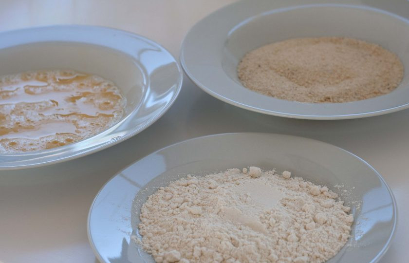 1. Этап. Сайда в панировке: 2. Приготовьте 3 тарелки. В одну всыпьте сухари с солью и перцем. Во второй взбейте яйцо, а в третью выложите муку.