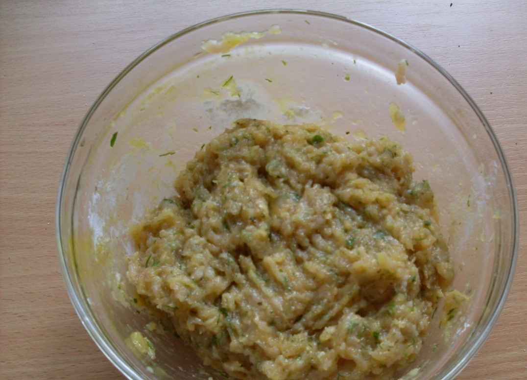Котлетки Сюрприз 1. Этап. Котлетки Сюрприз: Перекручиваем мясо с зеленью на мясорубке. Добавляем яйца, соль, специи (я положила черный перец, сушеный базилик, за неимением свежего, но со свежим вкус, конечно, ярче). Кладем 3-4 ст.л. муки для придания густоты фаршу. Все перемешиваем.
