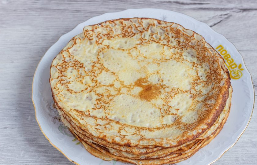 1. Этап. Каравайцы: Жарьте каравайцы на любимой сковороде, которую используете для этих целей. Перед каждым блинчиком немного смазывайте сковороду растительным маслом. На сковороду 20-22 см мне достаточно половины половника.