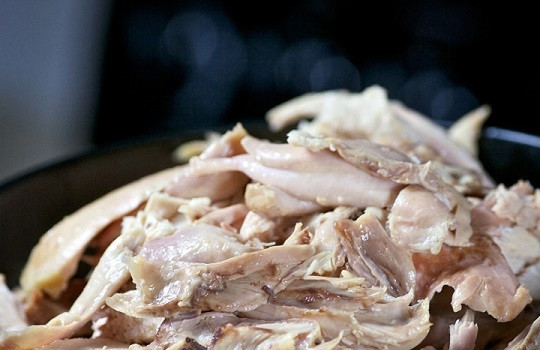 1. Этап. Суп-пюре с курицей: 5. После достаньте курочку, остудите её немного, отделите мясо от костей.