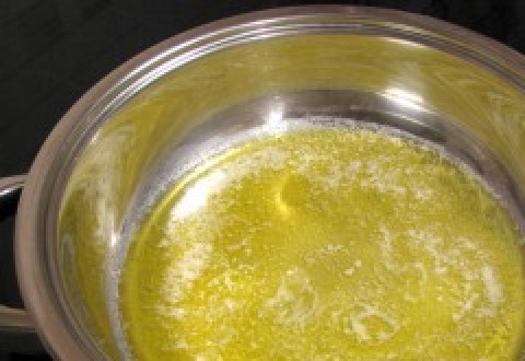 1. Этап. Лазанья с сыром и ветчиной: Для соуса бешамель растопите масло.