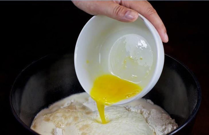 1. Этап. Пирожки, жареные на сковороде: 3. В отдельной мисочке взбить немного яйцо и добавить соли. Отправить яйцо в тесто.