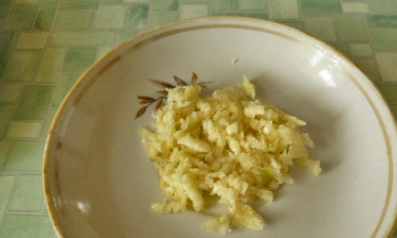 1. Этап. Салат Гнездо глухаря с грибами: А чеснок пропустите через чеснокодавку.