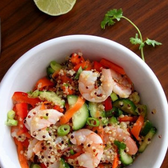 Салат с киноа и креветками