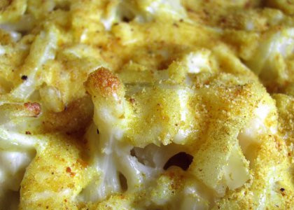 1. Этап. Цветная капуста в сырном соусе: 7. Я еще притрушиваю после заливки соусом панировочными сухарями, но это по вашему желанию. Вот такая красивая получается цветная капуста в сырном соусе в готовом виде.