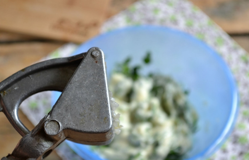 1. Этап. Зеленый чесночный соус: Смешайте зелень с майонезом, выдавите чеснок через пресс.