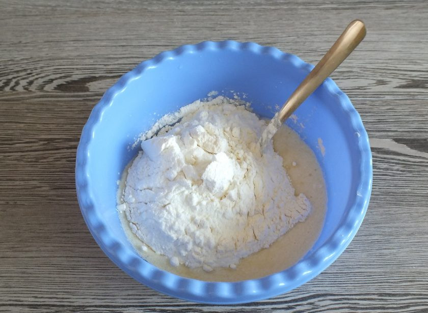 1. Этап. Пресные ватрушки с творогом: Добавьте муку, разрыхлитель, соль. Начните замес ложкой.