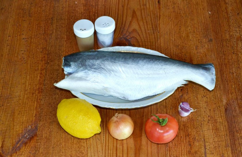 1. Этап. Форель под маринадом: Свежую рыбу нужно вымыть и очистить. У меня замороженная, поэтому ее предварительно нужно разморозить. Подготовьте необходимые ингредиенты для маринада.