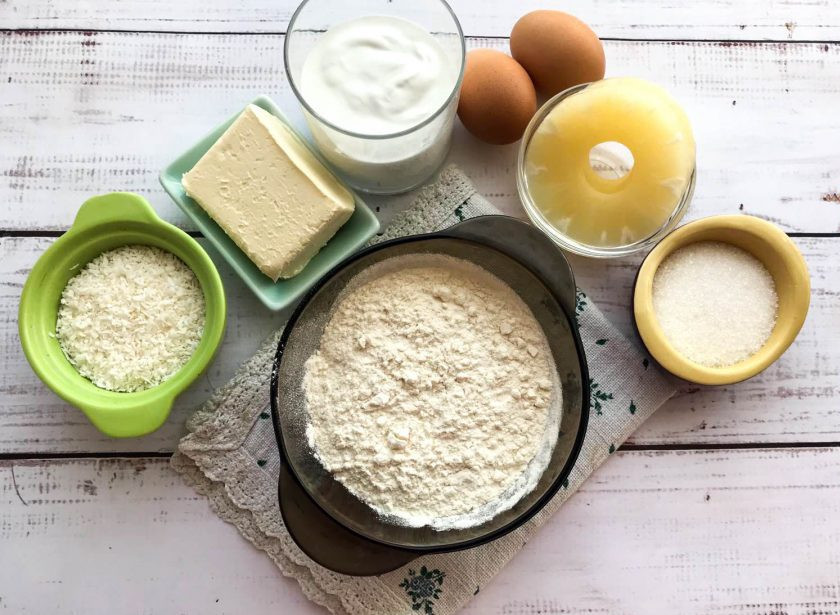 1. Этап. Пирог с ананасами и кокосовой стружкой: Подготовьте все необходимые ингредиенты.