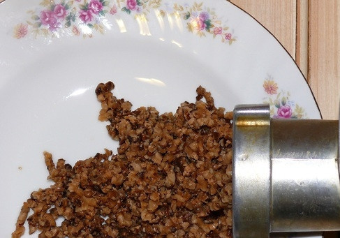 1. Этап. Грибная икра из сушеных грибов: Тем временем грибы прокрутите через мясорубку.