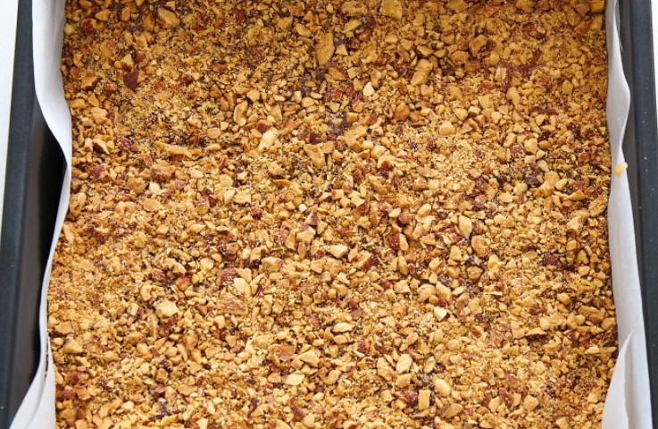 1. Этап. Десерт с миндалем: 9. Высыпьте остатки измельченного миндаля поверх расплавленного шоколада и оставьте для остывания, затем отправьте в холодильник на 1 час.