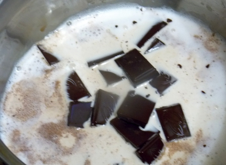 1. Этап. Кокосовые тарталетки с шоколадной начинкой: Доведите сливки до t=90, снимите с огня и добавьте измельченный шоколад. Перемешайте до однородного состояния.