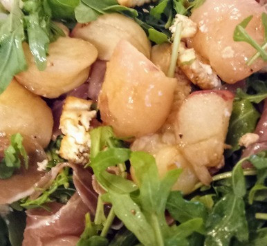 1. Этап. Салат с персиком и прошутто: Тщательно перемешать все ингредиенты и перед употреблением спрыснуть салат бальзамическим соусом. Приятного аппетита.