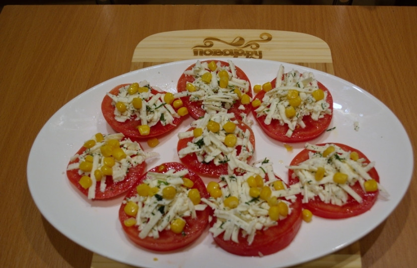 1. Этап. Помидоры с брынзой: Украсьте готовые помидоры кукурузой.