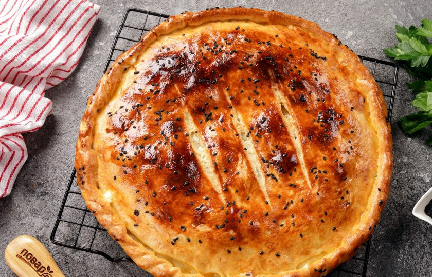 1. Этап. Бездрожжевой пирог с курицей: Бездрожжевой пирог с курицей готов. Тонкий, мягкий и сочный внутри. Это невероятно вкусно!