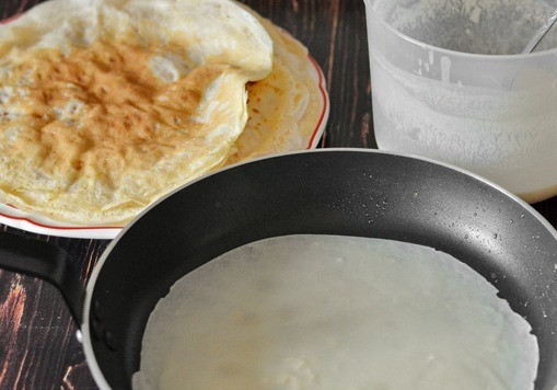 1. Этап. Блинчики, фаршированные лёгким и кукурузной полентой: Для фарширования вы можете взять готовые блинчики или приготовить их по своему любимому рецепту. Я же привожу рецепт теста для блинчиков, который использовала. Для блинного теста в рабочей миске при помощи миксера на малых оборотах соедините муку, соль, сахар. яйца и молоко. После чего влейте кипяток и еще раз хорошо перемешайте. Смазывая разогретую сковороду маслом выпекайте тонкие блинчики с двух сторон до лёгкого румяного цвета.