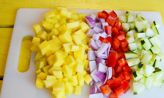 1. Этап. Салат для пикника на природе: 1. Мою все овощи, перец разрезаю, вычищаю из него семена, очищаю манго и лук, нарезаю все составляющие кубиком одинакового размера.