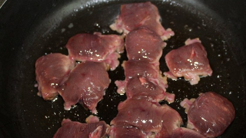 1. Этап. Салат из печени говядины: Печень небольшими кусочками обжарьте на достаточном количестве масла в течение 5 минут с каждой стороны.