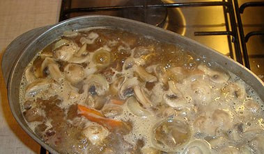 1. Этап. Тушеное мясо с грибами: 5. На слабом огне мясо тушиться около часа-полтора, пока не станет мягким. В конце добавьте пряности и травы.