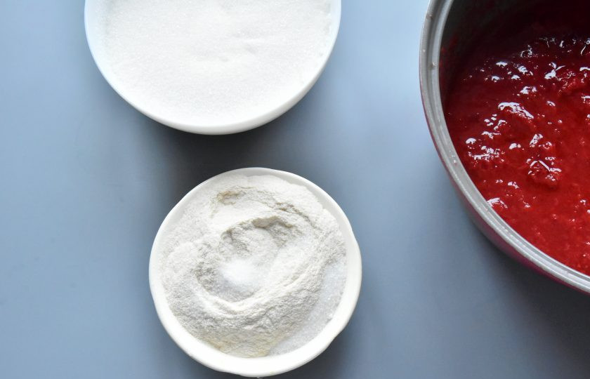 1. Этап. Конфеты из замороженной клубники: Отложите 100 граммов сахара и перемешайте его с 20 граммами пектина.