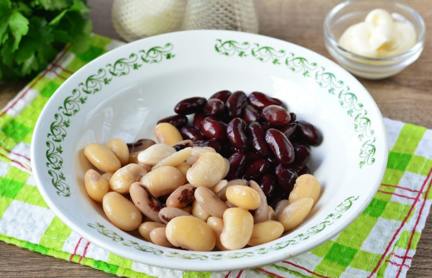 1. Этап. Салат Три фасоли: Заранее сваренную фасоль (белую и красную) выложите в миску.