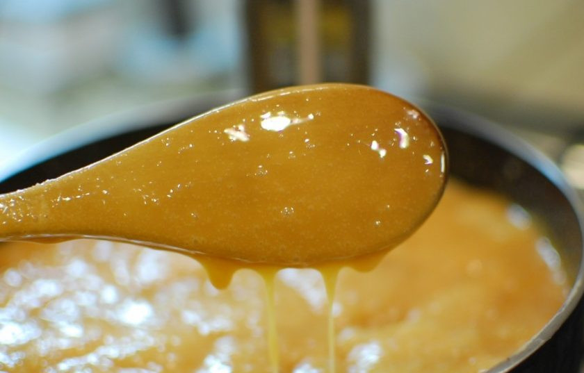 1. Этап. Домашняя помадка: 5. Когда смесь приобрела густую консистенцию, измерьте температуру, она должна достигнуть 110-115 градусов. Если опустите ложку в приготовленную смесь, помадка будет медленно стекать.