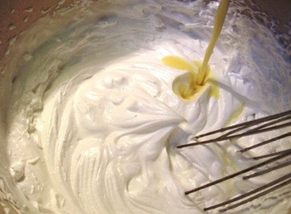 1. Этап. Домашнее мороженое из молока: Смешайте молочную смесь со взбитыми сливками.