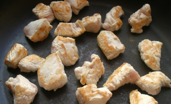 1. Этап. Грудка индейки в сметанном соусе: Если у вас хорошая сковорода, обжарьте кусочки индюшатины без масла. Если мясо пристает к сковороде - используйте небольшое количество растительного масла. Обжариваем мясные кусочки на большом огне.