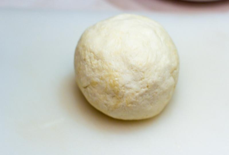 1. Этап. Творожное печенье Ушки: Замесите тесто и скатайте в шар. Оставьте его в холодильнике, завернув в пищевую пленку, на 1-3 часа.