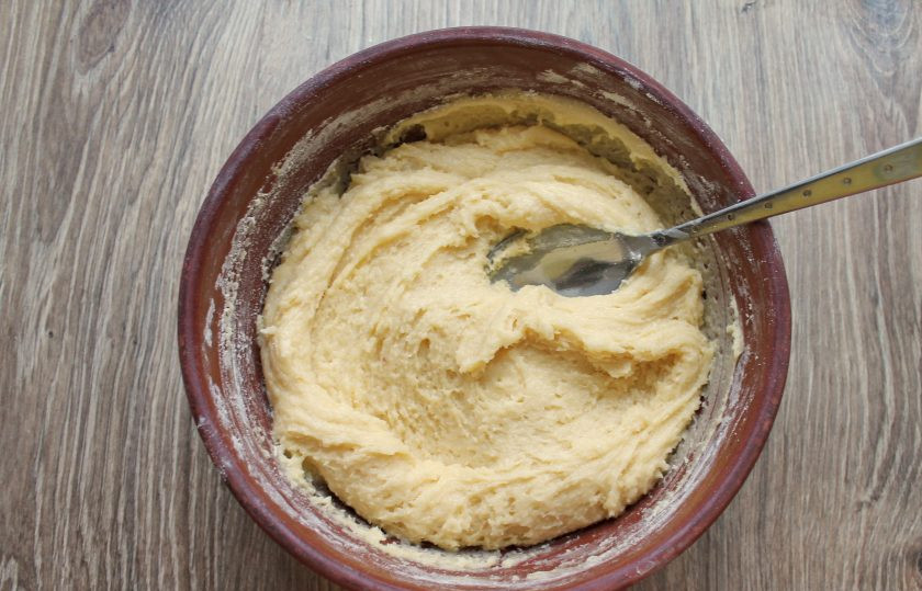 1. Этап. Польский медовик: В миску просейте муку и замесите однородное тесто.