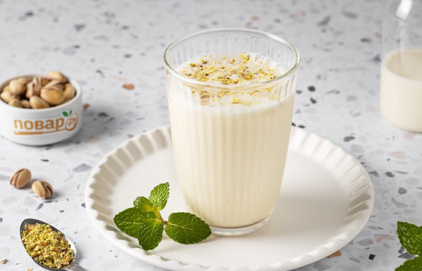 1. Этап. Фисташковый молочный коктейль: Перелейте молочный коктейль в стакан. Добавьте сверху фисташки.