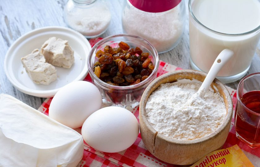 1. Этап. Кулич с коньяком: Подготовьте ингредиенты для приготовления кулича с коньяком.