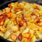 Картофель жареный Картофель очистите и нарежьте брусочками. Обжарьте на растительном масле до румяной корочки на сильном огне около 15 минут. Посолите по вкусу и добавьте мелко нарезанный лук. Готовьте на слабом огне под крышкой еще 10 минут.