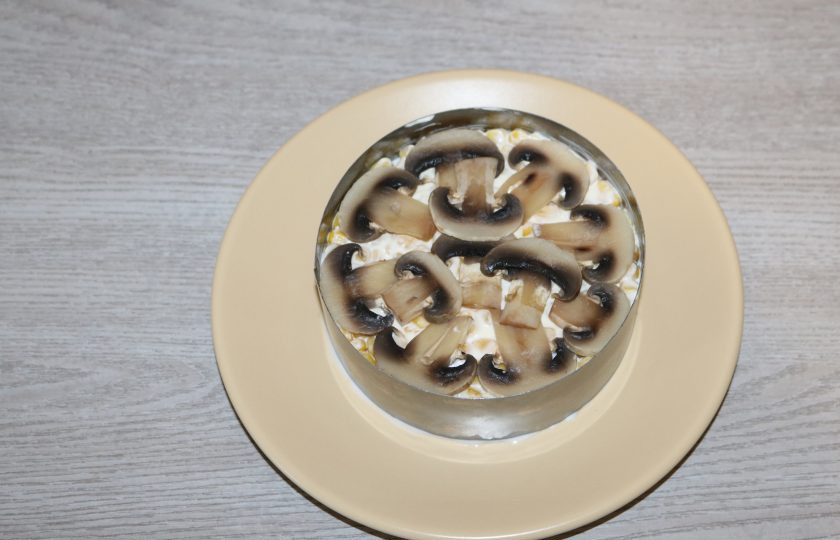 1. Этап. Слоёный салат с жаренными шампиньонами: Четвертый слой - жареные шампиньоны.