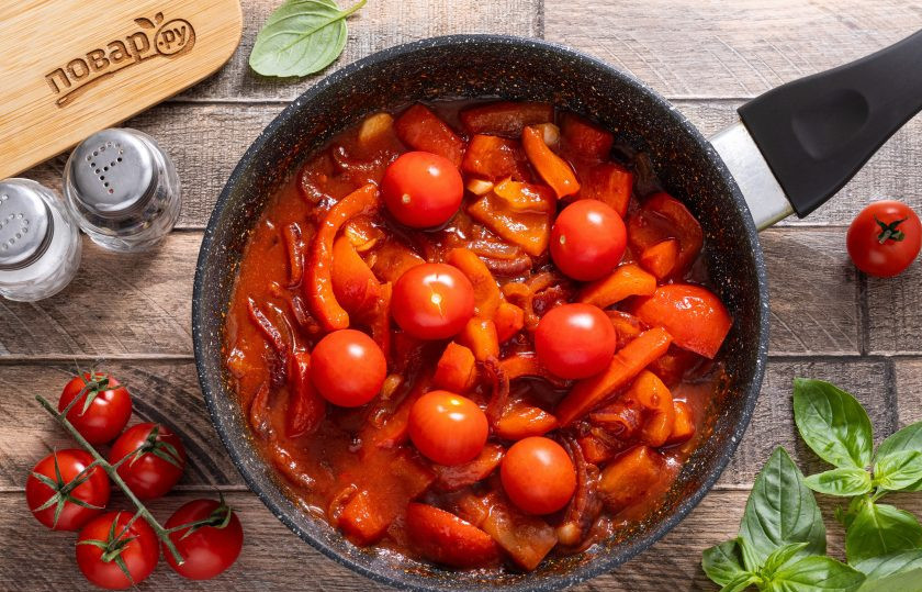 1. Этап. Рататуй с картошкой на сковороде: Добавьте помидоры черри и влейте белое вино. Доведите до кипения, выпарите часть алкоголя.