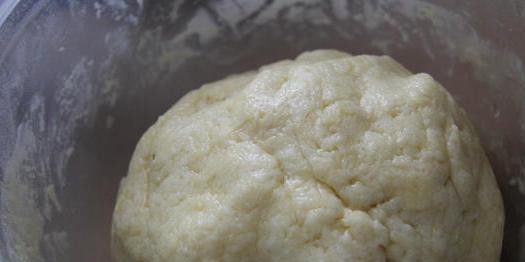 1. Этап. Пирожки с колбасой: Добавляем муку и замешиваем мягкое тесто. Заворачиваем его в пакет и оставляем в холодильнике на 30 минут.