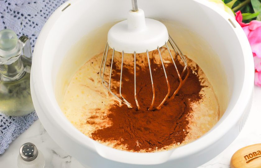 1. Этап. Торт Бисквитное чудо: Добавьте во взбитую яичную массу какао-порошок. Чем интенсивнее его цвет, тем более шоколадным получится бисквит.
