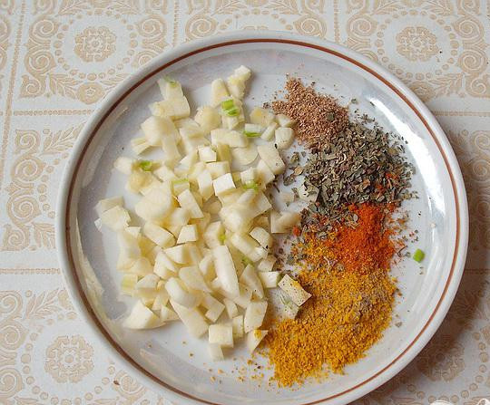 1. Этап. Суп из семги с зеленым горошком: 3. После того как картофель сварится (примерно минут через семь после того как его запускали), вынимаем луковицу из кастрюли, и добавляем зеленого горошка, нарезанной рыбы, измельченного чеснока, специй и соли.