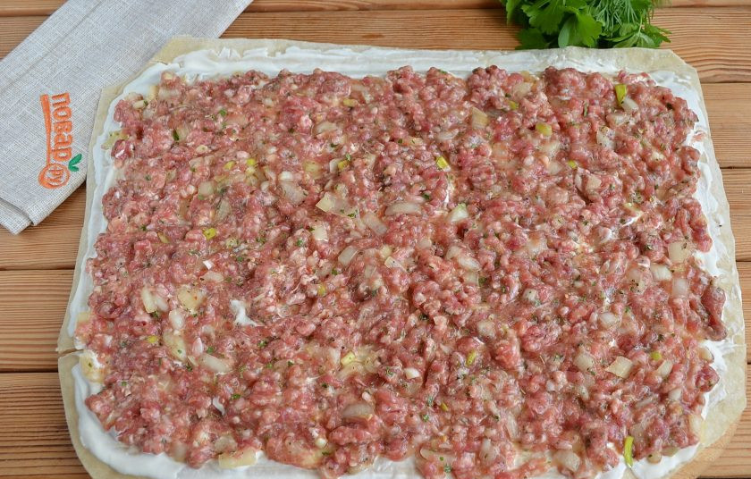 1. Этап. Фарш в лаваше по-провански: Распределите равномерным тонким слоем фарш. Отступите немного от края, чтобы была возможность хорошо свернуть лаваш в рулет.