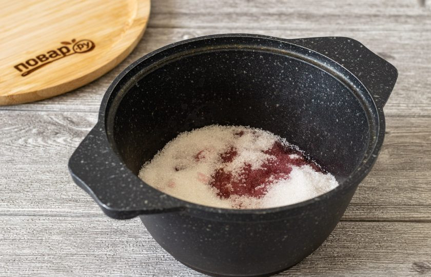 1. Этап. Джем из крыжовника: Добавьте сахар. Снова доведите до кипения и уваривайте 15-20 минут. Постоянно помешивайте, чтобы джем не прилипал ко дну.