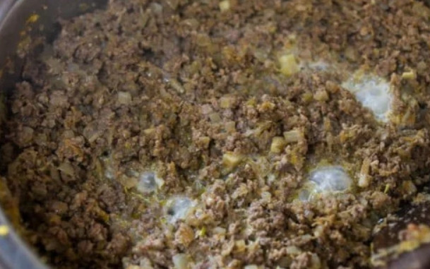 1. Этап. Вкуснейшая лазанья: 4. С помощью лопатки разомните фарш, затем смешайте его с овощами, добавьте молоко, обжаривайте до испарения жидкости.