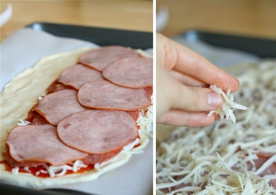 1. Этап. Закрытая пицца Стромболи: 4. Следом – ветчину и снова сыр.