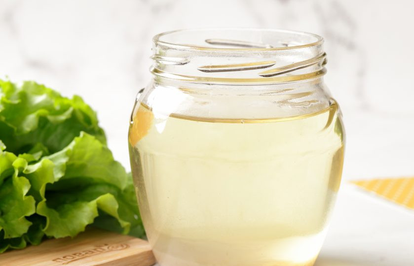 1. Этап. Рисовый уксус в домашних условиях: Затем аккуратно слейте рисовый уксус из банки, оставляя осадок на дне. Перед разливом в бутылки рисовый уксус необходимо прокипятить, после чего его процедите и разлейте по небольшим стерильным бутылочкам с крышками.