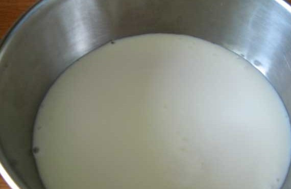 1. Этап. Вареники на кефире: Берем глубокую миску и наливаем в нее кефир.