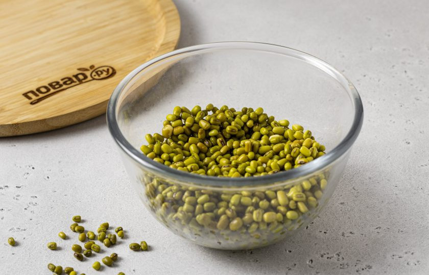 1. Этап. Пророщенный маш: После промойте маш в чистой воде и откиньте на сито. Тщательно переберите маш. Уберите поврежденные и маленькие бобы, которые не впитали воду и остались твердыми. Они уже не прорастут.