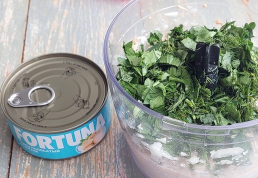 1. Этап. Кутабы с творогом и тунцом: Зелень (у меня укроп + петрушка) промыть, обсушить, нарезать и добавить в блендер вместе с солью и лимонным соком.