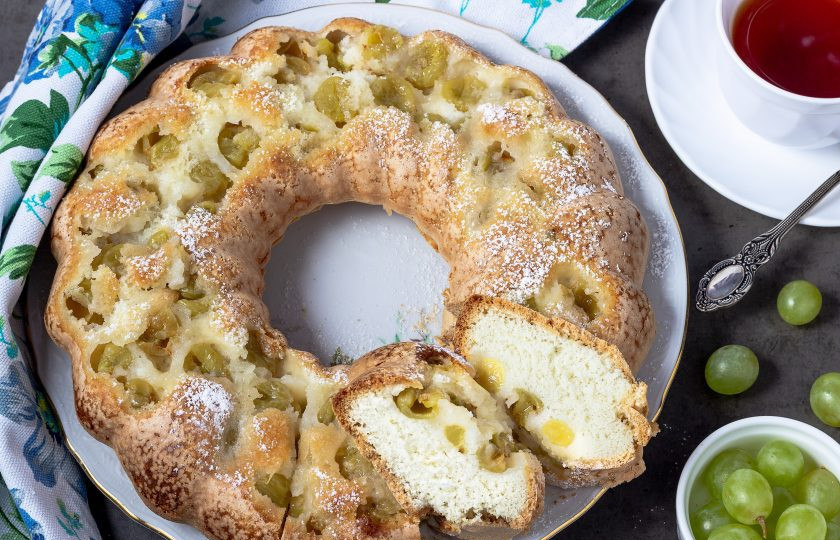 1. Этап. Шарлотка с виноградом: Приятного аппетита!