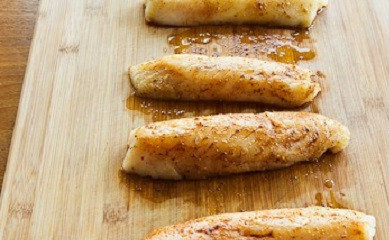 1. Этап. Рыба кусочками, запеченная в духовке: 1. Вымойте филе хека и обсушите бумажной салфеткой. Нарежьте кусочками, но не слишком мелко, вполне подойдут средние по толщине полосочки. Добавьте соль, перец, специи по вкусу (использовать в рецепт приготовления рыбы кусочками, запеченной в духовке можно как готовые наборы, так и любимые сушеные травы и приправы). Тщательно натрите филе специями.