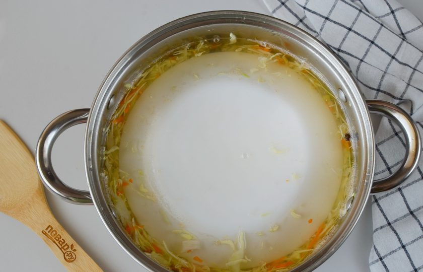 1. Этап. Соленая капуста: Выложите сверху тарелочку, чтобы капуста была вся покрыта рассолом. Оставьте солиться в тепле на 6-7 дней.